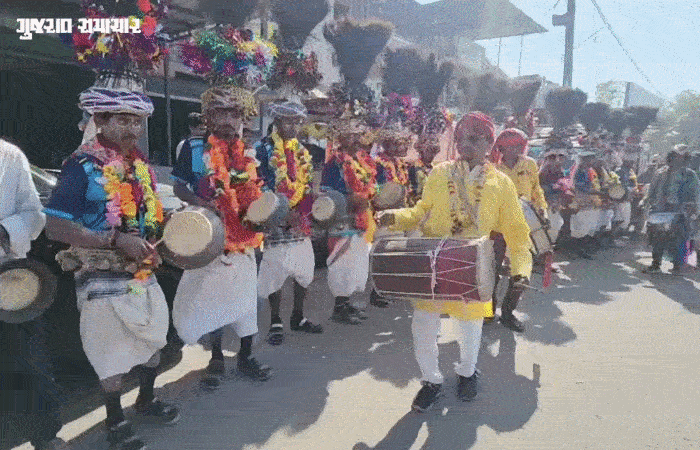 VIDEO | છોટાઉદેપુર: હોળી પર્વે 'ઘેરૈયા'ની પરંપરા, 5 દિવસના કઠિન વ્રત સાથે આદિવાસી સંસ્કૃતિની અનોખો વારસો 1 - image
