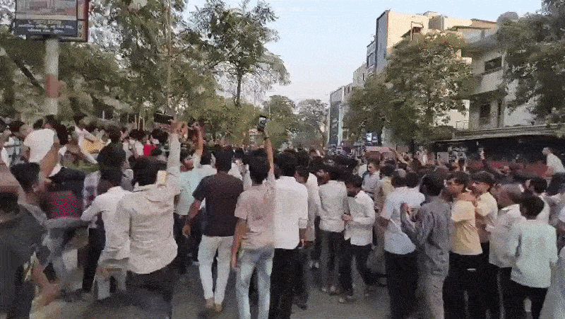 કુખ્યાત ચિરાગ ગોટીનું પોલીસે સરઘસ કાઢ્યું! કુખ્યાત સામે વધુ 2 FIR, 'ગુંડા'થી પરેશાન લોકો રોડ પર ઉતર્યા 2 - image