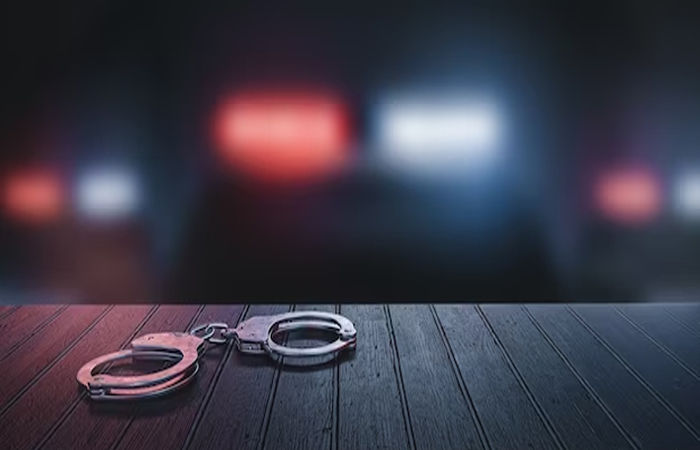 જામનગર એલસીબી અને રાજકોટ રેન્જની પોલીસ ટીમે દારૂના ગુનામાં ફરાર બે આરોપીઓને ઝડપી લીધા 1 - image