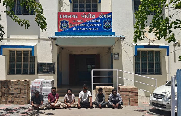 દામનગરમાં ચાલતા 'દારૂના કટિંગ' પર પોલીસ ત્રાટકી, 7,600થી વધુ વિદેશી દારૂની બોટલો સાથે 6 શખ્સો ઝડપાયા 1 - image