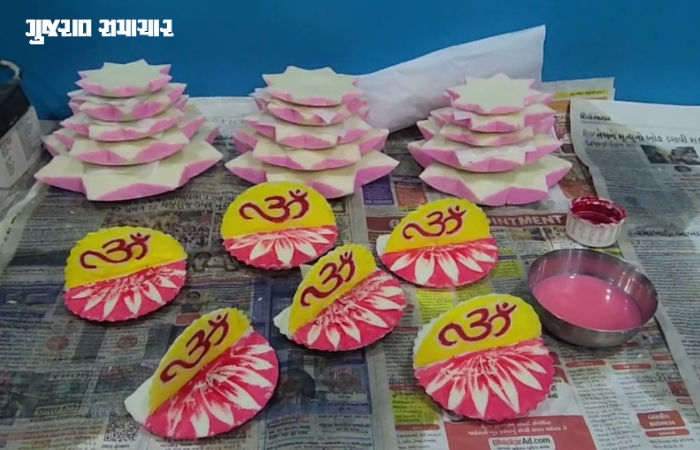 સુરતઃ મહાશિવરાત્રિ પર શિવલિંગ પર 'ઘીણા કમળ' ચઢાવવાનો અનોખો મહિમા, વધુ માંગને કારણે કલાકારો વ્યસ્ત 3 - તસવીર