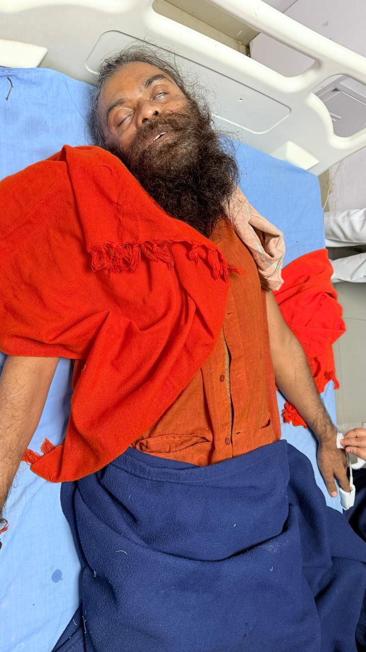 જૂનાગઢ: મહાદેવ ભારતી બાપુ 3 દિવસે જંગલમાંથી મળ્યા, સારવાર માટે સિવિલ હૉસ્પિટલ ખસેડાયા 2 - image