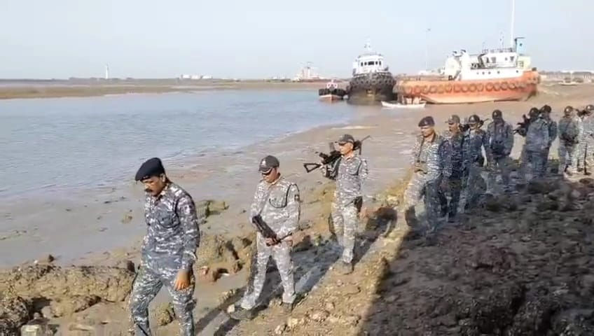 જામનગર દરિયાકાંઠે હાઈ ઍલર્ટ, મિડલ ઈસ્ટમાં તણાવ વચ્ચે મરીન ટાસ્ક ફોર્સનું સઘન કોસ્ટલ પેટ્રોલિંગ 2 - image