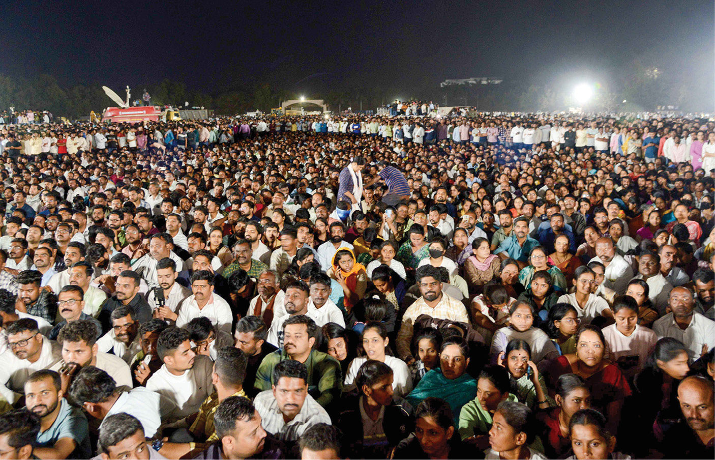 વિદ્યા પ્રતિષ્ઠાનના મેદાનમાં ઉમટી જનમેદની : ‘દાદા’ના અંતિમ દર્શન કરતા સમર્થકોની આંખો ભીની 3 - image