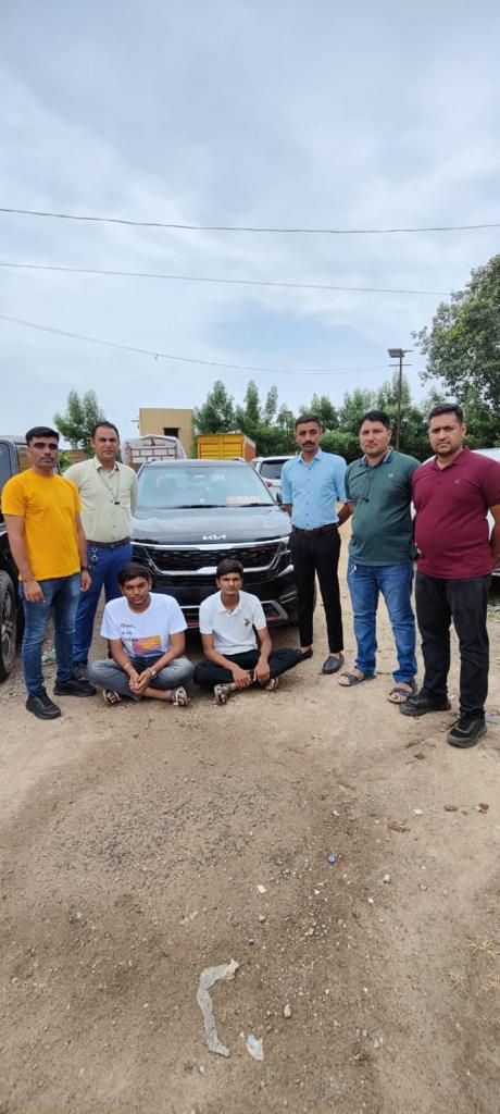 સિંધુભવન રોડ નજીક પોલીસે MLA GUJARAT લખેલી કાર જપ્ત કરી 1 - image