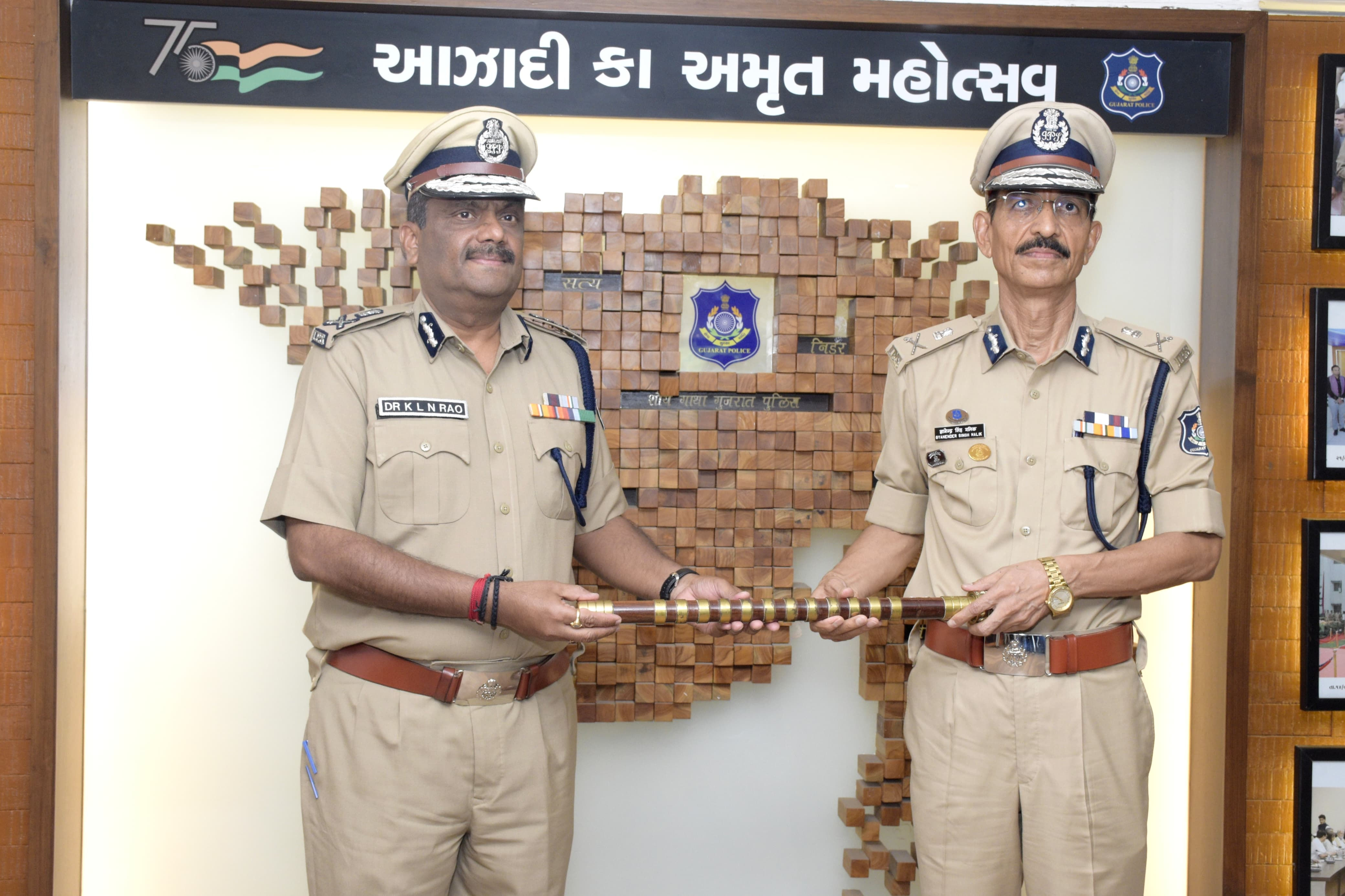 ગુજરાતના નવા DGP જી.એસ. મલિકે આજે ચાર્જ સંભાળ્યો, પોલીસ ભવનમાં અપાયું 'ગાર્ડ ઓફ ઓનર' 3 - image