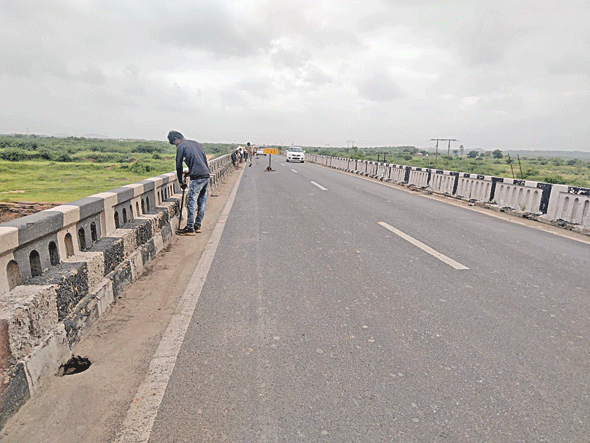 ઉભી તિરાડ પડતા રૃદ્રમાતા પુલ ભારે અતિભારે વાહનો માટે બંધ 1 - image