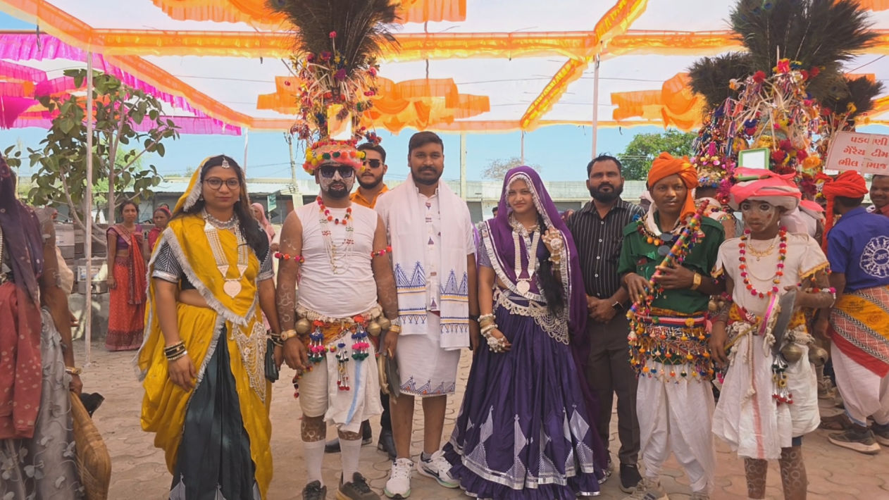 PHOTOS: છોટા ઉદેપુરના 'ગેરના મેળા'ની અદભૂત તસવીરો, જ્યાં રંગો વગર પણ આખું વાતાવરણ મેઘધનુષી લાગે 11 - image