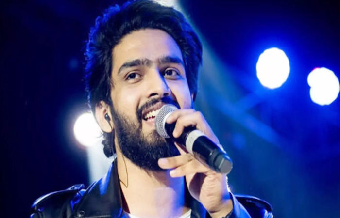 સરનેમ સાંભળતા જ મને નોકરીમાંથી કાઢી મૂકતાં...', બોલિવૂડના જાણીતા પરિવારના કરોડપતિ સિંગરનું દર્દ 1 - image