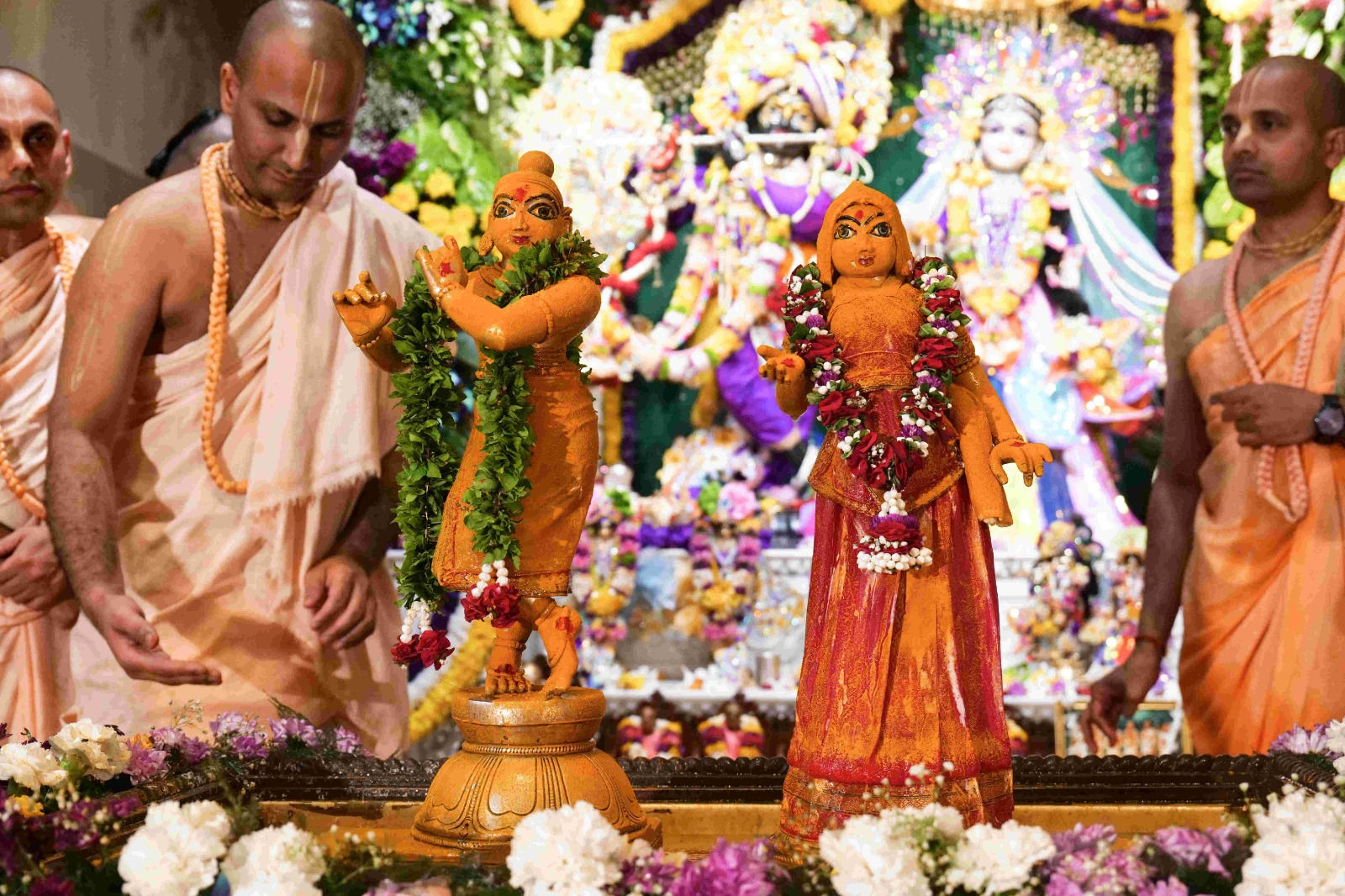 અમદાવાદના હરે કૃષ્ણ મંદિરમાં 'રાધાષ્ટમી'ની ભવ્ય ઉજવણી, ભક્તો શ્રદ્ધાથી ઝૂમી ઉઠ્યા 6 - image