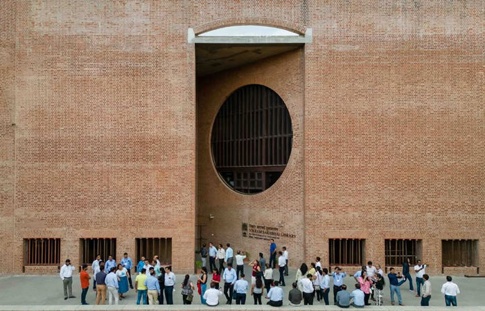 પહેલીવાર IIM અમદાવાદમાં ભારતીય વિદ્યાર્થીઓને એપલે રિક્રુટર તરીકે 90 જોબ રોલ્સ ઓફર કર્યા 1 - image