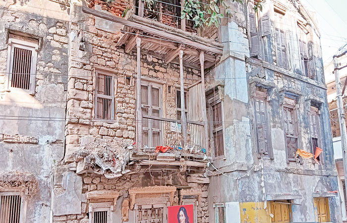 મુન્દ્રાના જાહેર વિસ્તારની બંધ જોખમી ઇમારત જીવલેણ સાબિત થઈ શકે 1 - image