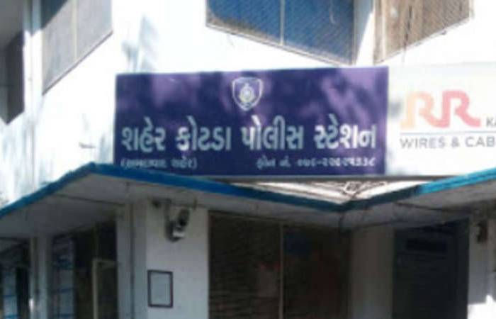 કોન્ટ્રાક્ટરના માણસો AMCની ઓફિસમાં આવીને ટેન્ડર બોક્સમાંથી ટેન્ડરની કોપી લઈ ગયા 1 - image