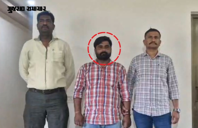 VIDEO | અમદાવાદમાં પોલીસ કોન્સ્ટેબલ પર હુમલો, અગાઉની બોલાચાલીની અદાવતમાં યુવકે લાકડાના ધોકાથી માર્યો માર 1 - image