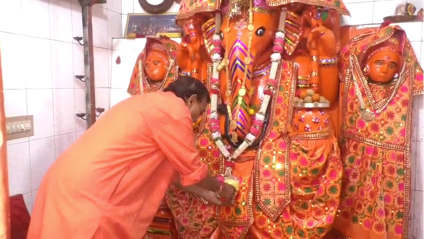વિડિઓ: 200 -વર્ષ -ગનાપતિ મંદિરનું ધાંગધરા: એક સીધા અને સાપ જીનિયસ સાથે ગણેશજી | 200 વર્ષ જૂનું એકદંત ગણપતિ મંદિર ધ્રંગાધ્રા સુરેન્દ્રનગરમાં
