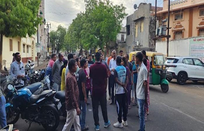 જામનગરમાં લીમડાલાઇન વિસ્તારમાં આવેલી સરસ્વતી વિદ્યા મંદિર અંગ્રેજી શાળામાં ફી વધારાના મુદ્દે વાલીઓનો આક્રોશ 2 - image