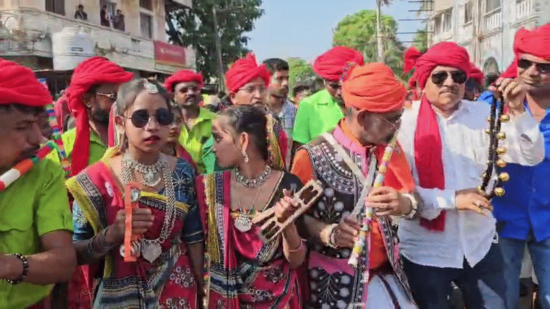 છોટા ઉદેપુરમાં 'ભંગુરિયા મેળા' સાથે હોળીના પર્વનો પ્રારંભ, ઢોલના ધબકારે આદિવાસી સંસ્કૃતિનો અનોખો મહેરામણ 3 - image