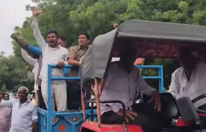 'તાત્કાલિક સહાય આપો...', 10 ગામના ખેડૂતો ટ્રેક્ટરમાં બેસીને વાજતે-ગાજતે પહોંચ્યા ગાંધીનગર કલેક્ટર કચેરી 2 - image