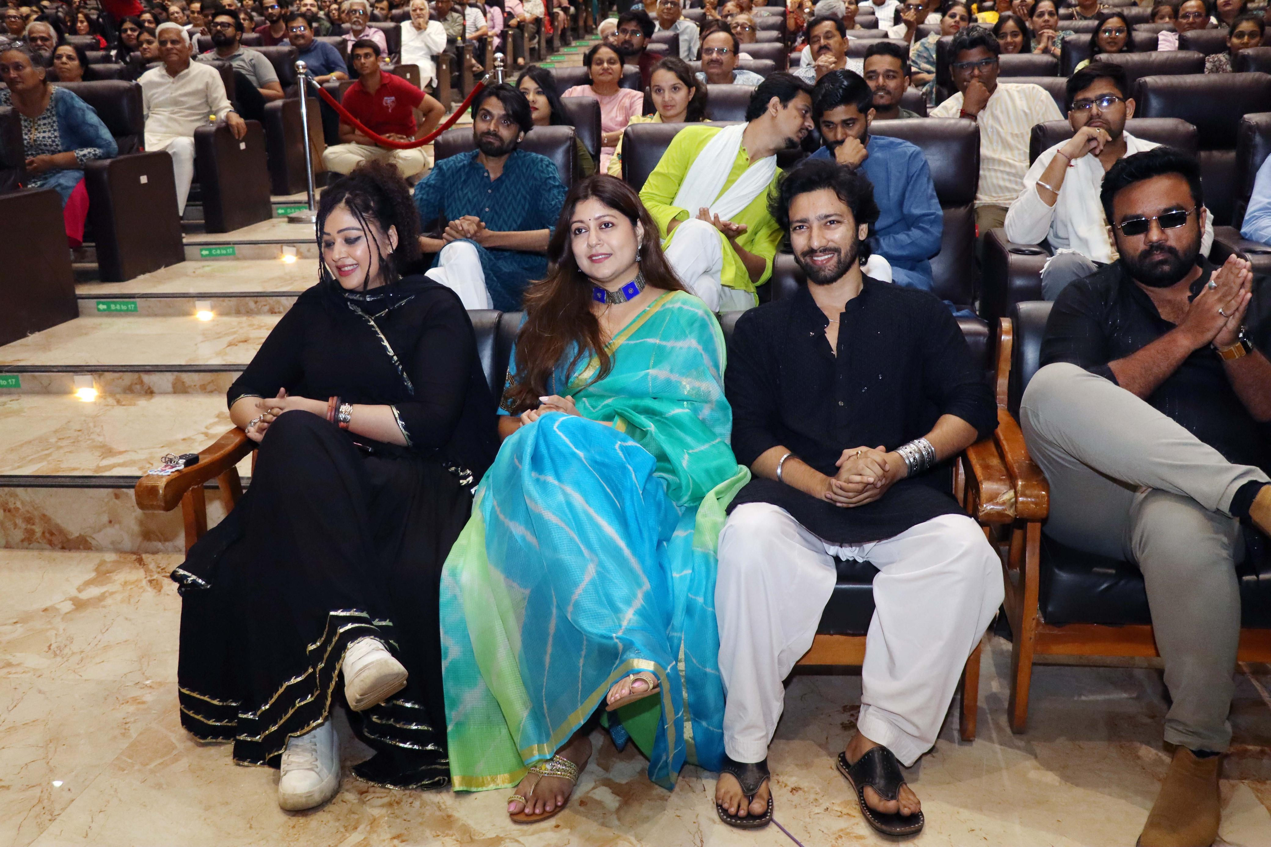 અમદાવાદમાં રાસ-ગરબાનો સંપૂર્ણ ઓથેન્ટિક શૉ 'ગરબા-રાસ તો બારેમાસ' યોજાયો, હુડો-પ્રાચીન ગરબો જેવી શૈલીઓને થઈ પ્રસ્તુતિ 6 - image