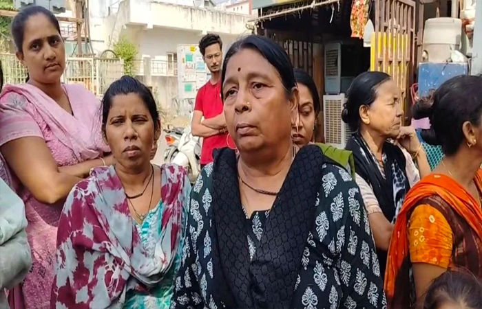 વડોદરામાં બિલ્ડીંગની લોબી તૂટતાં એક જ ક્ષણમાં 30 પરિવારો રસ્તા પર આવી ગયા : ચંપલ સુદ્ધાં ન રહ્યા, વિદ્યાર્થીઓનું શું થશે 2 - image