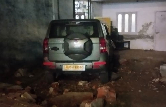 વડોદરાના તરસાલીમાં MGVCLની જીપ બેકાબૂ થઈને મકાનમાં ઘૂસી ગઈ, સદનસીબે કોઈ જાનહાનિ નહીં 1 - image