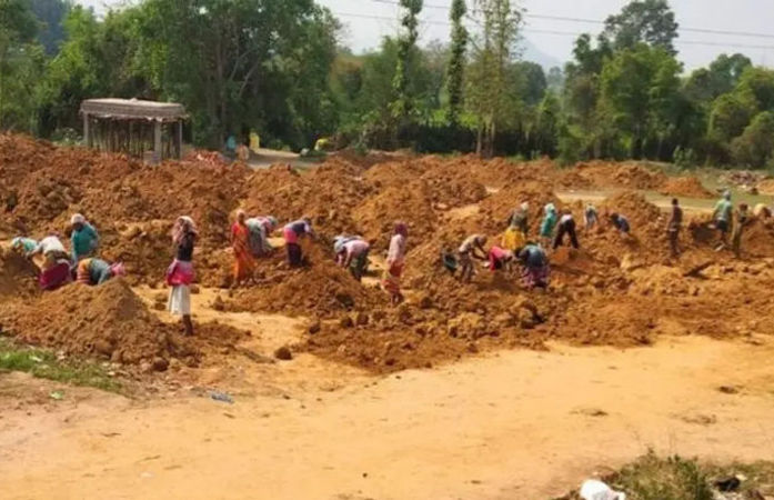 ગુજરાતમાં મનરેગા હેઠળ શ્રમિકોને એક વર્ષમાં 100ની 'ગેરન્ટી' સામે ફક્ત 42 દિવસ જ કામ અપાયું 1 - image