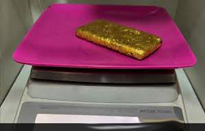 દાણચોરીથી પોણા બે કરોડનું સોનું લાવ્યો, પણ વિમાનની સીટ નીચેથી કાઢતાં ન આવડયું 1 - image