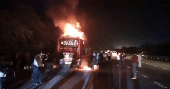 હવે યમુના એક્સપ્રેસ વે પર ભડભડ કરતી સળગી બસ, 50 મુસાફરોએ કૂદીને જીવ બચાવ્યાં 1 - image