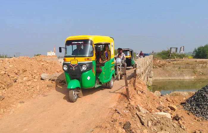 છ મહિનાથી બંધ બ્રિજનું સામરકામથી થતાં લોકોએ ખુલ્લો મુકી દીધો ઃ દુર્ઘટના સર્જાય તે પહેલા નવો બ્રિજ બનાવા માંગ 1 - image