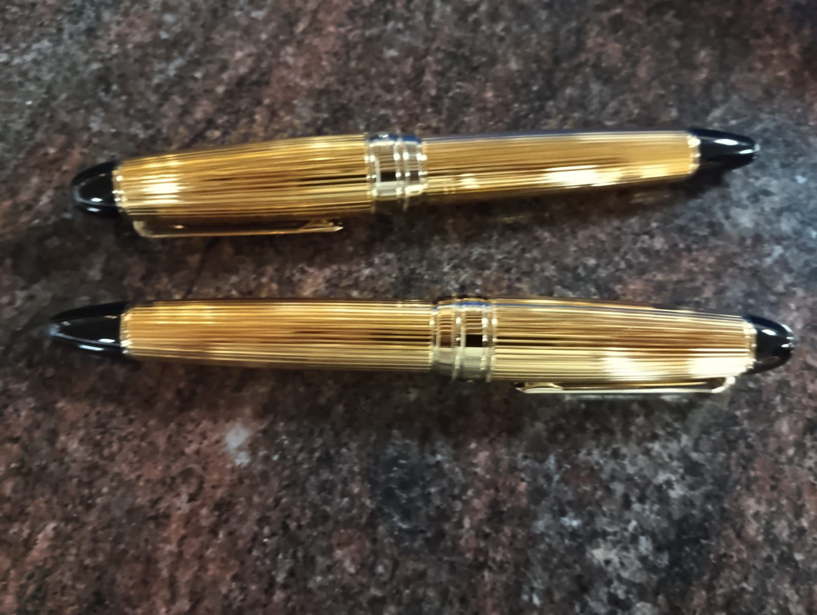 અમદાવાદ એરપોર્ટ પર મોંઘીદાટ બ્રાન્ડની પેનનો જથ્થો ઝડપાયો, એક પેનની સરેરાશ કિંમત રૂ. 2 લાખ 3 - image