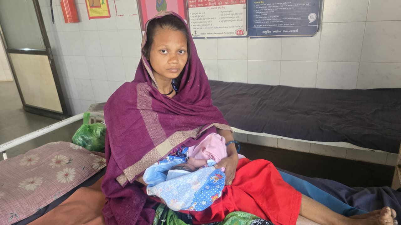 છોટાઉદેપુરનો 'ઝોળીદાર' વિકાસઃ ફરી એકવાર પાકા રસ્તાના અભાવે સગર્ભાને ઝોળીમાં હોસ્પિટલ લઈ જવાઈ 3 - image