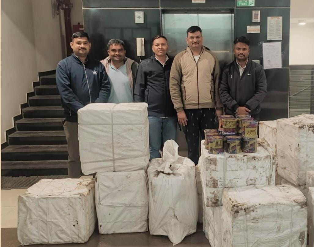 ગાંધીનગર: માણસામાં એરંડાની આડમાં ચાઈનીઝ દોરીનો કારોબાર ઝડપાયો, 960 રીલ જપ્ત પણ આરોપી ફરાર 2 - image