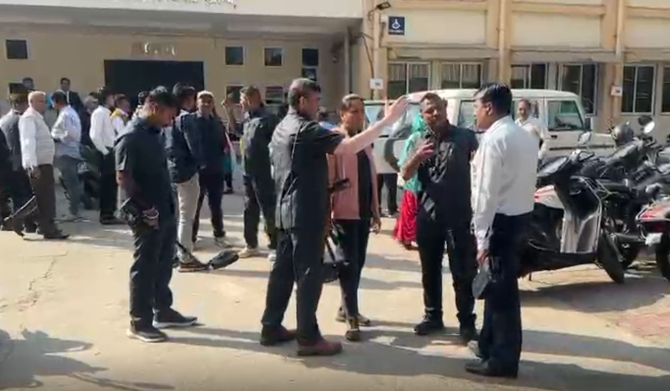 અમદાવાદ:  ઇન્કમ ટેક્સ પાસે આવેલી ગ્રામ્ય કોર્ટને બોમ્બથી ઉડાડવાની ધમકી, ઈમેલ મળતાં કોર્ટ સંકુલમાં દોડધામ 2 - image