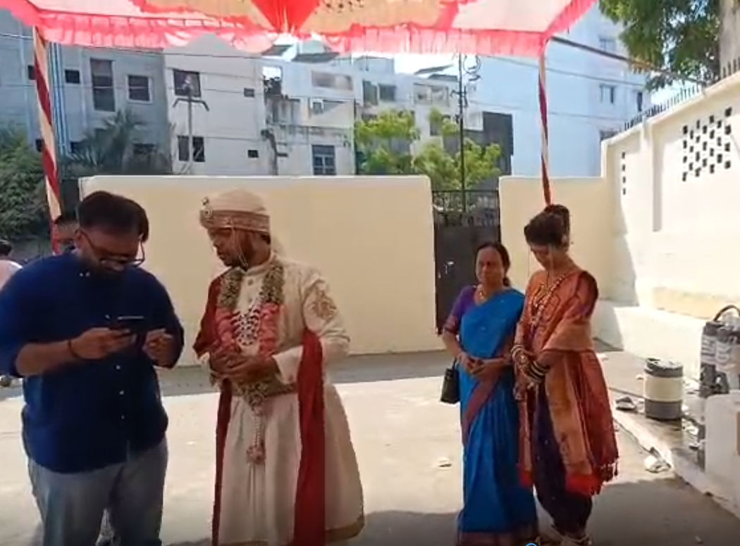 વડોદરા: લગ્નના જોડામાં વોટ આપવા પહોંચેલા વરરાજા નિરાશ, યાદીમાંથી નામ ગાયબ હોવાથી પરત ફરવું પડ્યું 3 - image