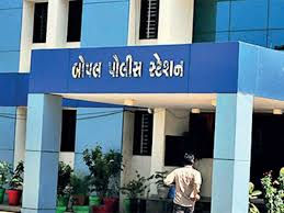 ઘરકંકાસમાં પતિ-પત્નીએ ઝેર પીધું :પોલીસની સતકર્તાથી બચાવી લેવાયા 2 - image