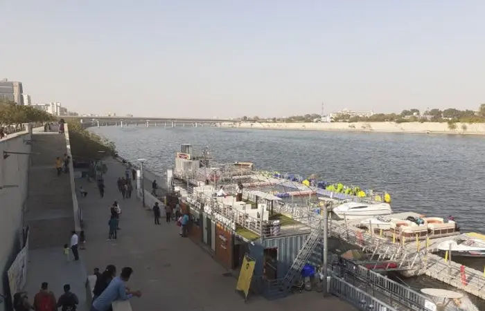 સાબરમતી નદીને પહેલીવાર સંપૂર્ણ ખાલી કરી સફાઈ અભિયાન ચલાવવાની કામગીરી શરૂ 1 - image