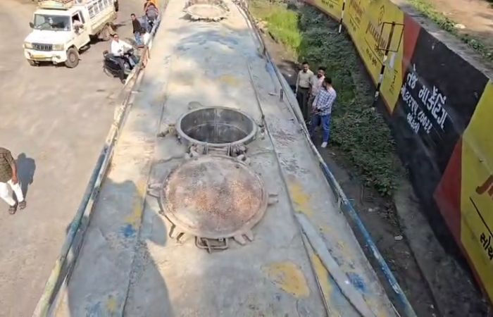 છોટાઉદેપુર: સિમેન્ટની આડમાં શરાબની હેરાફેરી, ટેન્કરને ગેસ કટરથી કાપતા પોલીસ પણ ચોંકી ઉઠી 3 - image