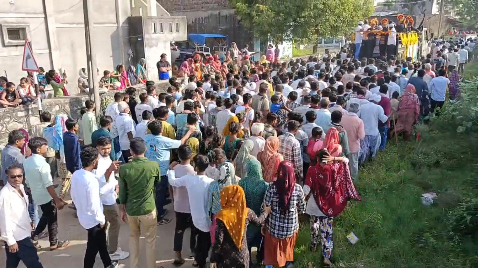 વડગામના શહીદ જવાન જીગર ચૌધરીની અંતિમ યાત્રામાં હિબકે ચઢ્યું વતન, ગાર્ડ ઓફ ઓનર સાથે અંતિમ વિદાય 4 - image