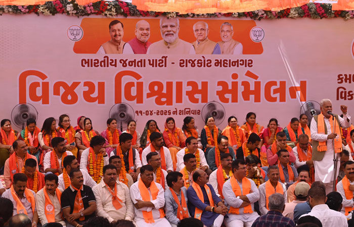 ભાજપનું અનિર્ણાયક નેતૃત્વ: રાજકોટમાં મંચ પર જાની અને ઉમેદવાર શુક્લ બન્યા 1 - image