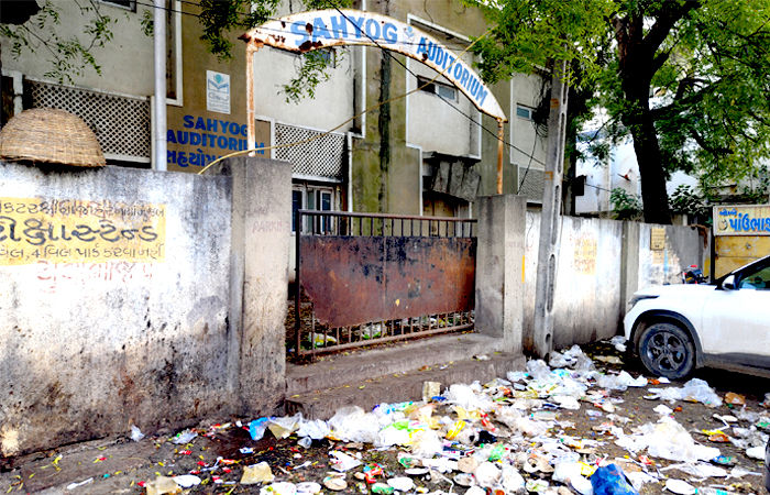 ભુજ બસ પોર્ટ સામે સહયોગ હોલ બન્યો 'ગંદકીનું ઘર' 1 - image