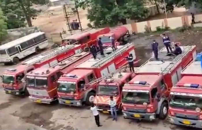 વડોદરા ફાયર બ્રિગેડના કર્મચારીઓના પગારનો મુદ્દો હલ થતાં હડતાળ પાછી ખેંચી 1 - image