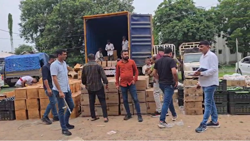 શ્રાવણમાં દારૂની રેલમછેલ: જામનગરના ધ્રોલમાંથી 68 લાખનો દારૂ ઝડપાયો, 12 આરોપી ફરાર 2 - image