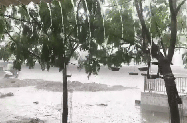 આગાહી વચ્ચે ગીર પંથકમાં ધોધમાર વરસાદ, રસ્તાઓ-ખેતરોમાં પાણી ફરી વળતા ખેડૂતો ચિંતાતુર 1 - image