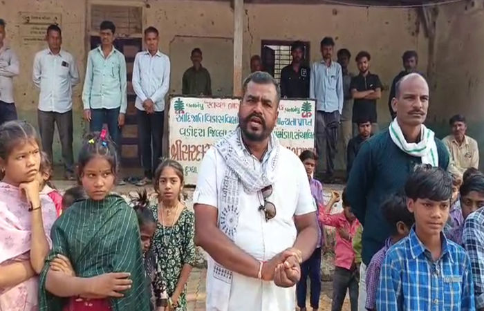 છોટા ઉદેપુર: દુગ્ધાનું છાત્રાલય બંધ થવાના આરે! તંત્રના વાંકે 60 બાળકોનું ભવિષ્ય જોખમમાં, આદિવાસી સમાજ લાલઘૂમ 2 - image