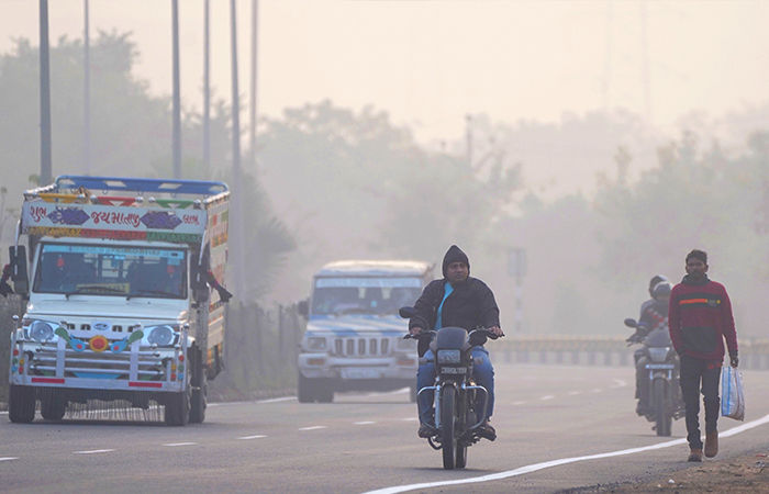અમદાવાદમાં પ્રદૂષણ સાથે ધૂંધળું હવામાન, રાજ્યમાં 3 દિવસ બાદ ફરી કડકડતી ઠંડીનો રાઉન્ડ શરુ થશે 1 - image