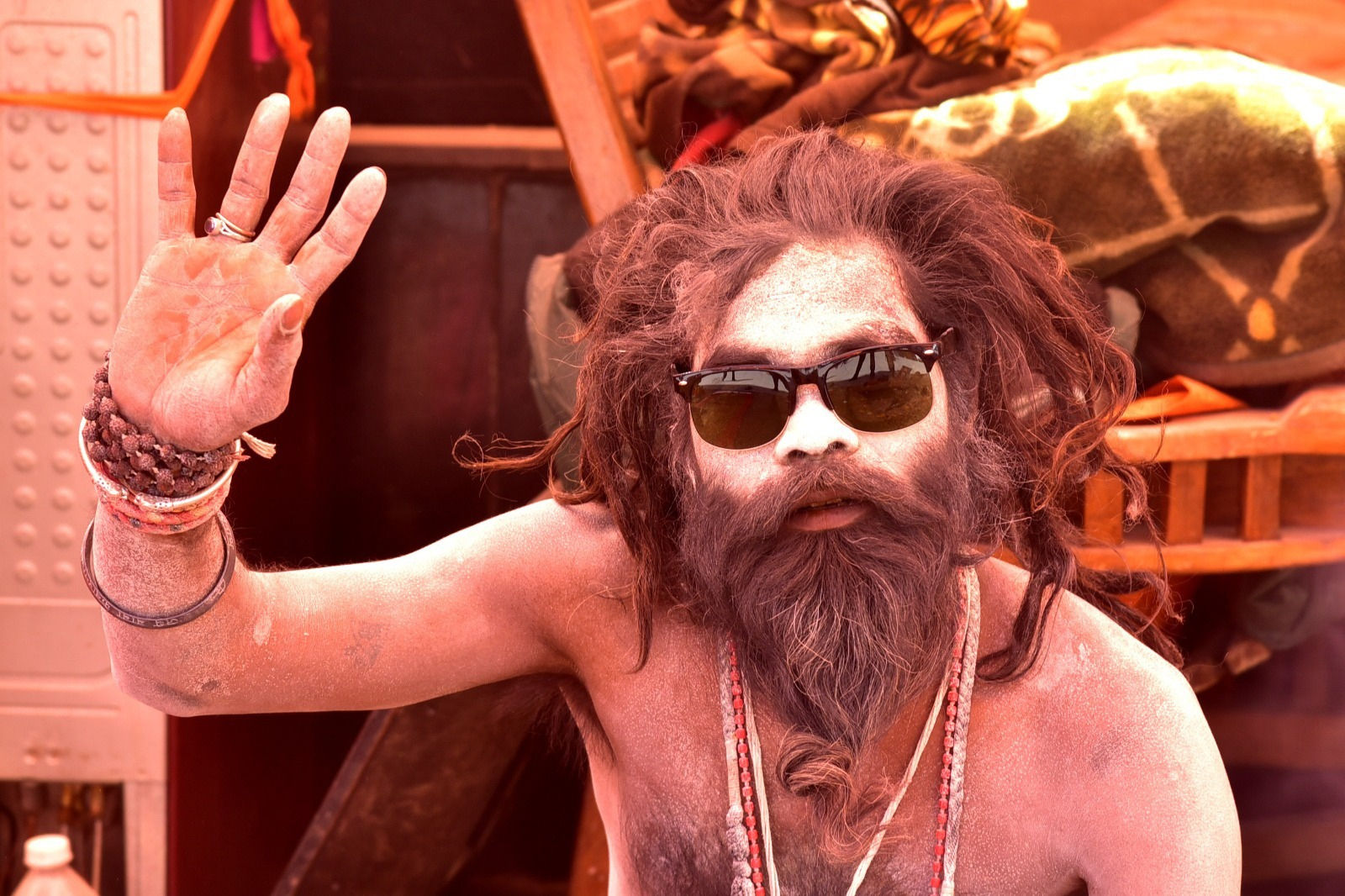 જૂનાગઢના ભવનાથમાં અલખ નાદ: સાધુઓના ધૂણા અને ભસ્મ પાછળનું ગૂઢ રહસ્ય, જાણો આધ્યાત્મિક અને વૈજ્ઞાનિક મહત્ત્વ 4 - image