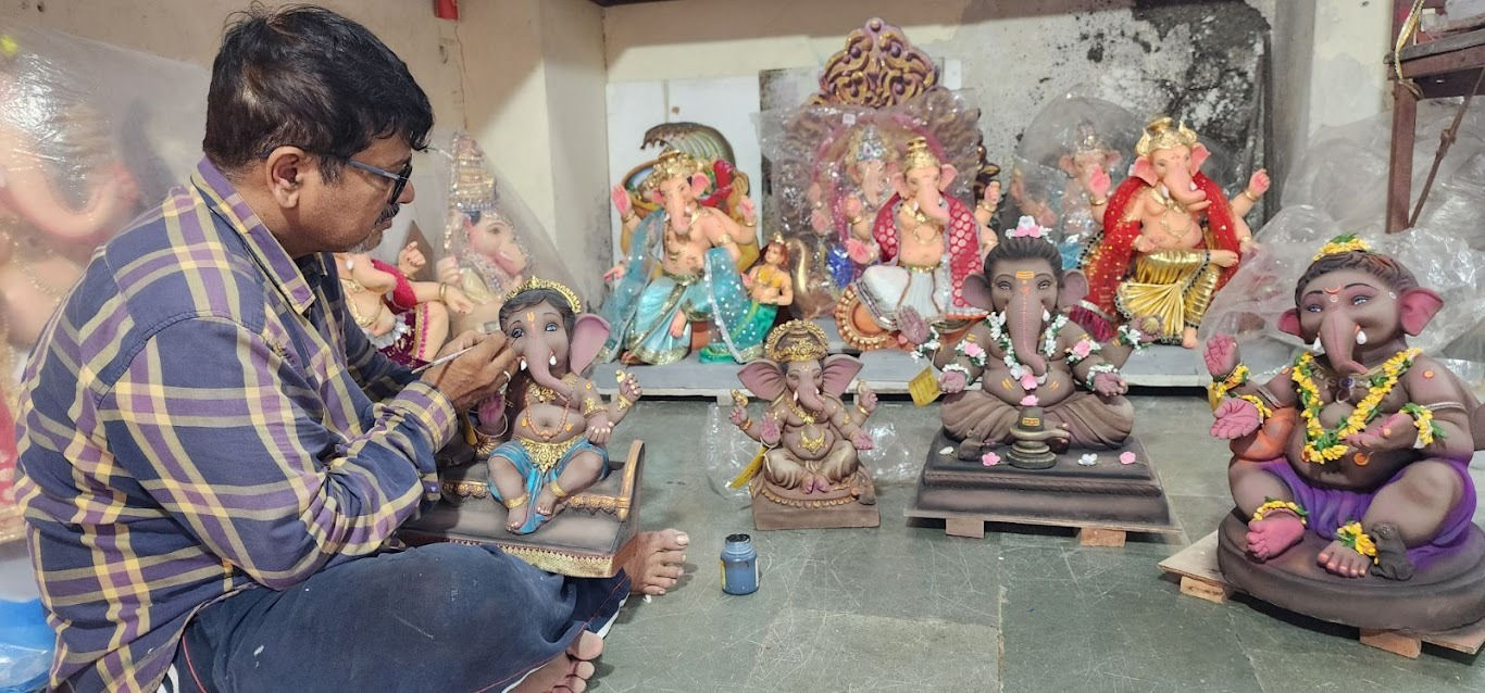 વિસર્જન પછી માત્ર 20 મિનિટમાં ઓગળે, સુરત કલાકારે પર્યાવરણમિત્ર એવી ગણેશ મૂર્તિઓ બનાવી | સુરત કલાકાર ઇકો મૈત્રીપૂર્ણ ગણેશ મૂર્તિઓ બનાવે છે