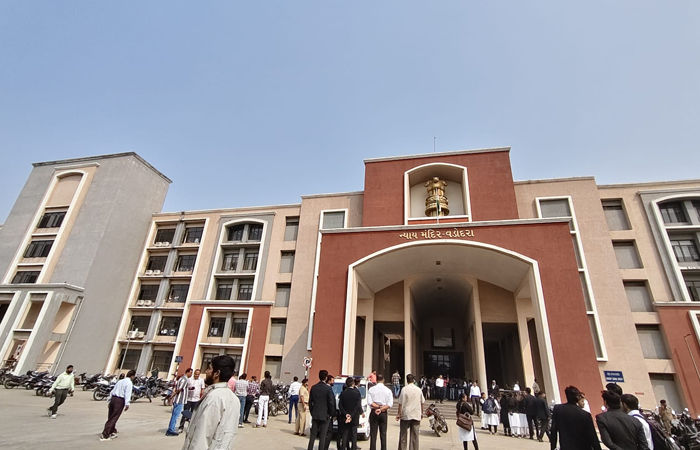 પોલીસ તંત્રને કામે લગાડવાનો કારસો? ગુજરાતમાં એક બાદ એક 4 કોર્ટને બોમ્બથી ઉડાવી દેવાની ધમકી 1 - image