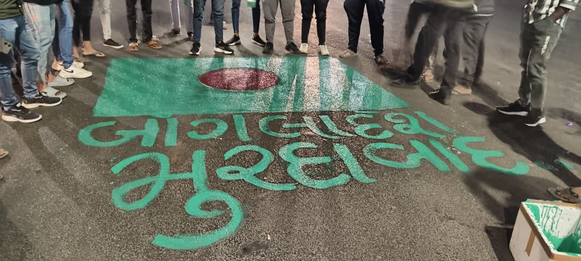 જામનગરમાં બાંગ્લાદેશના ઝંડાને જાહેરમાં કચડી હિન્દુ સેનાએ આક્રોશ વ્યક્ત કર્યો 3 - image