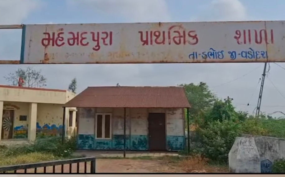 કેવી રીતે ભણશે ગુજરાત..મહંમદપુરા પ્રાથમિક સ્કૂલનું બિલ્ડિંગ તોડી પાડતાં મદ્રેસામાં બેસી અભ્યાસ કરતા બાળકો 1 - image